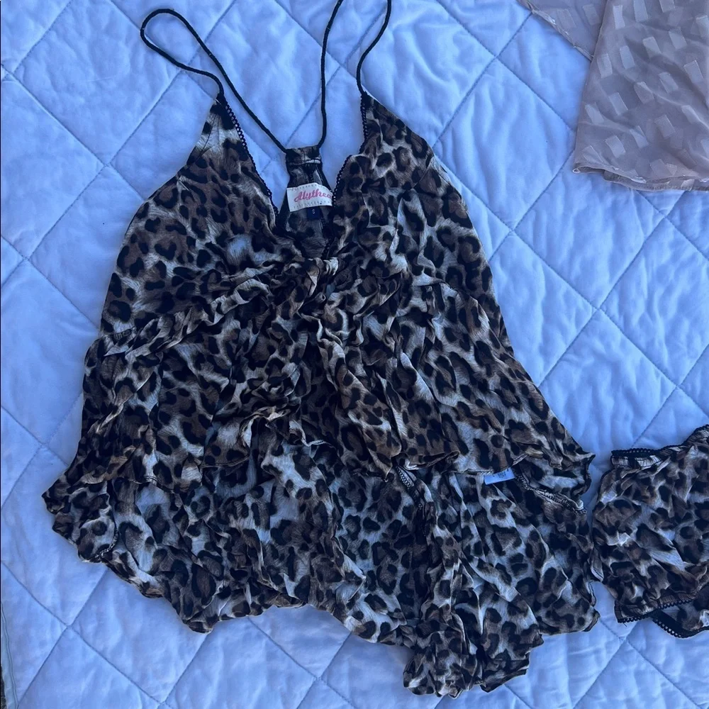 ♥️ Leopard and Gray Women's Sleepwear Set - Picture 3 of 6